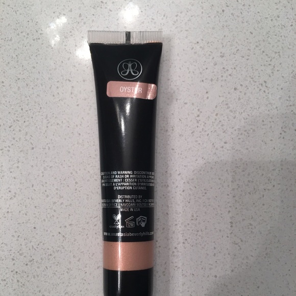 Anastasia Beverly Hills Liquid Glow - “Oyster” - Picture 3 of 5